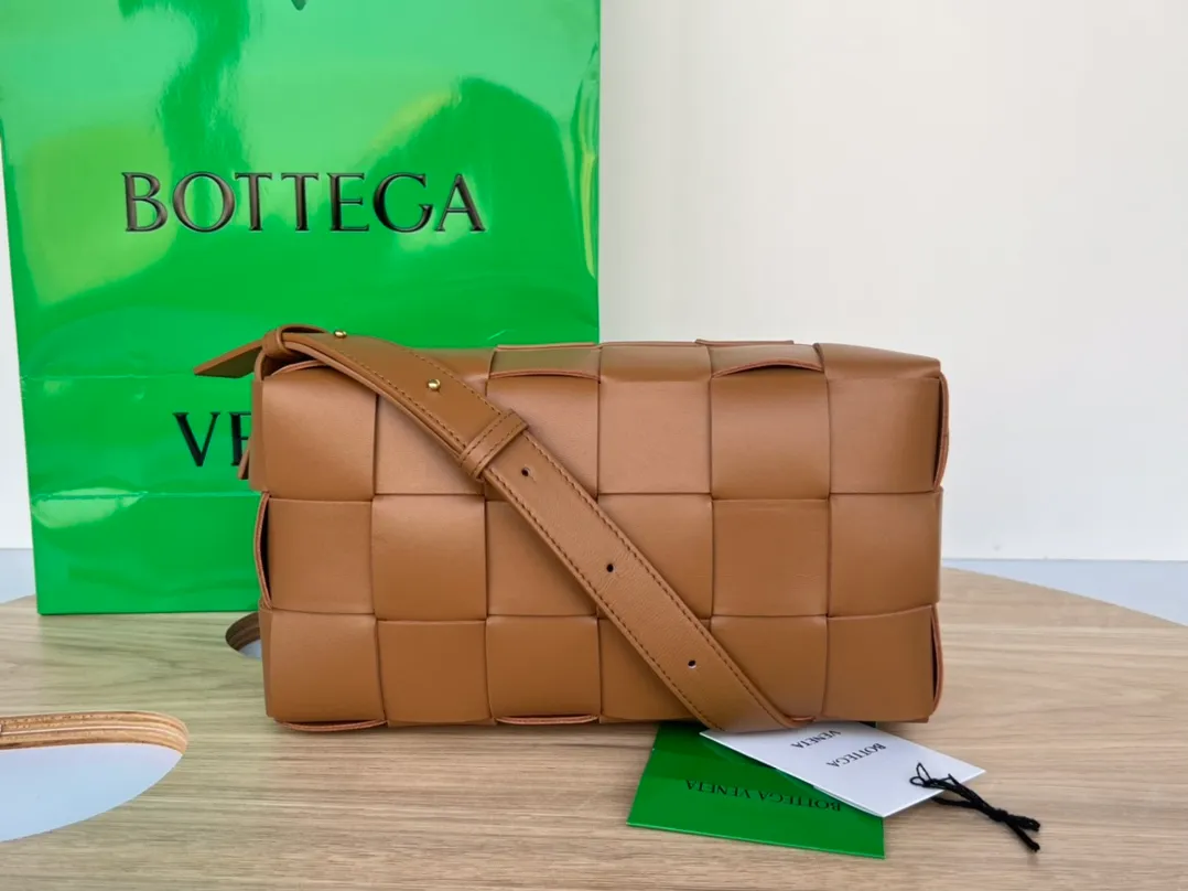 #B家 New model is coming! 709360 BRICK CASSETTE armpit bag, the traditional woven logo is instantly recognizable✅ Large grid weaving has always been fashionable, and the armpit bag is even more fashionable and foreign-style. Elegant big brick 🧱 Sheepskin material is light and comfortable, with a huge sense of capacity and space. Dark layer inside. Practical interior and fashionable appearance design. Durability and temperament coexist. Elegant big brick. Come and plant the same underarm bag from star Zhou Yutong! Dimensions: 28x14x10